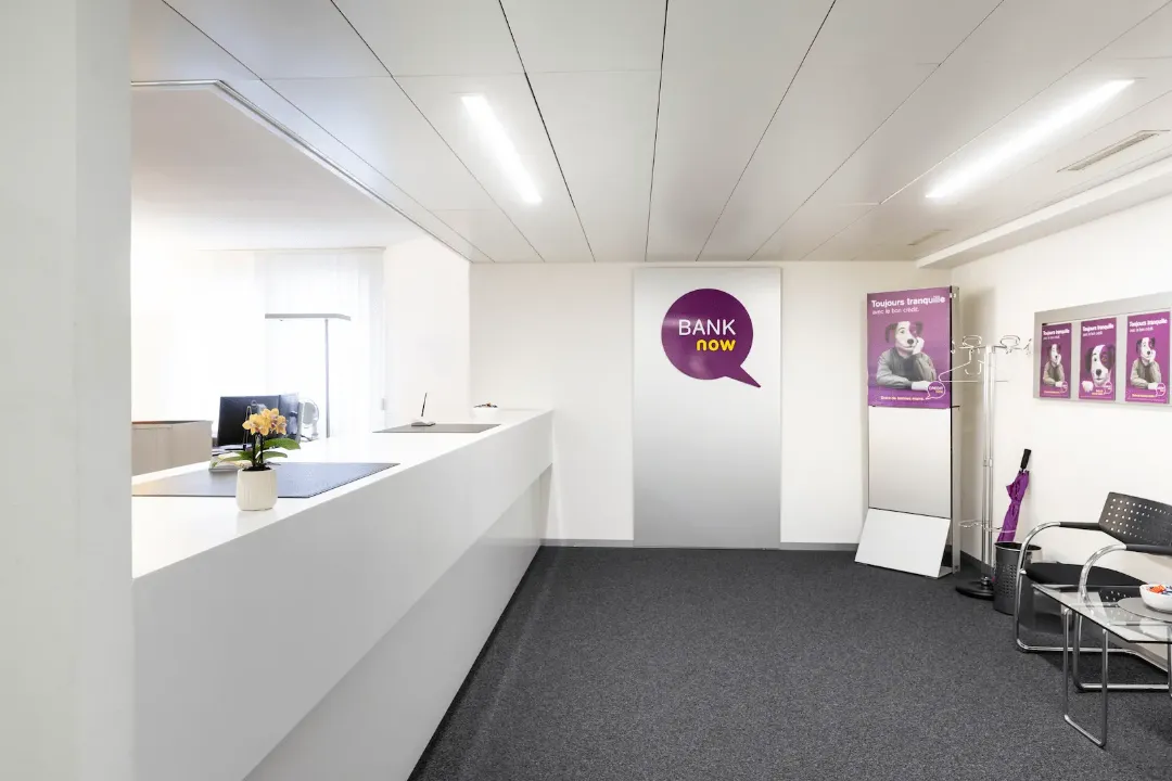 Agência BANK-now Lausanne – área de receção com balcão