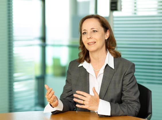 Irene Fernandez vom BANK-now Kundendienst gibt ein Interview