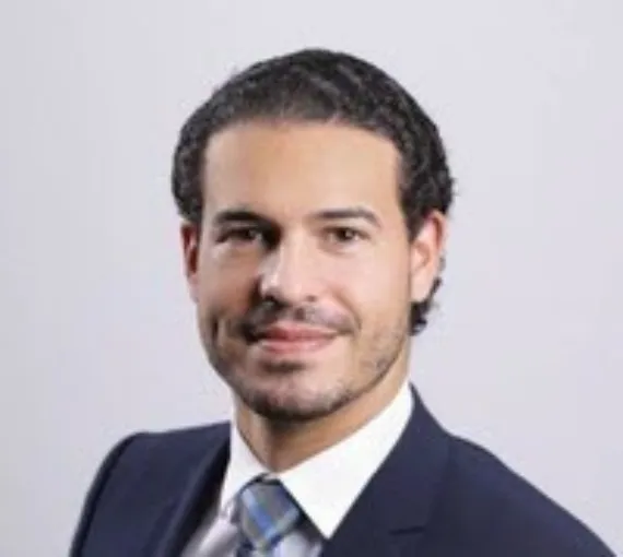 Das Geschäftsleitungsmitglied der Abteilung Kreditfinanzierung, Patrick Fernandes, im Portrait abgebildet, er schaut direkt in die Kamera. 