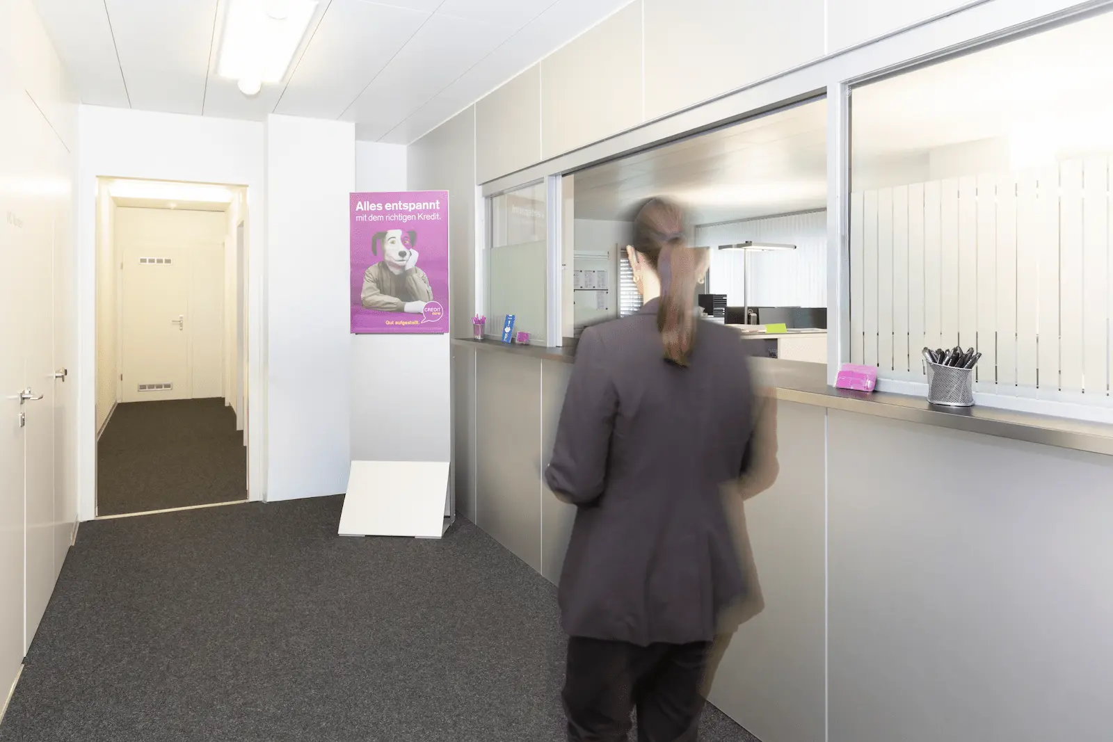 Schalterbereich der BANK-now Filiale Winterthur mit Kundentresen und Plakat im Hintergrund.