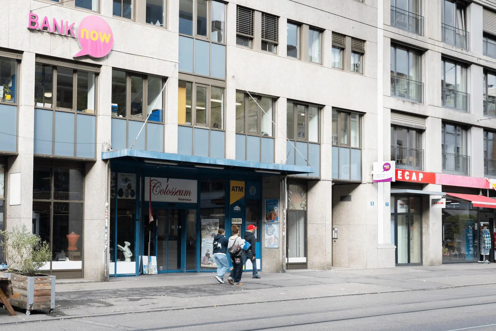 Aussenansicht der BANK-now Filiale Basel mit Eingang und Strassenfront.