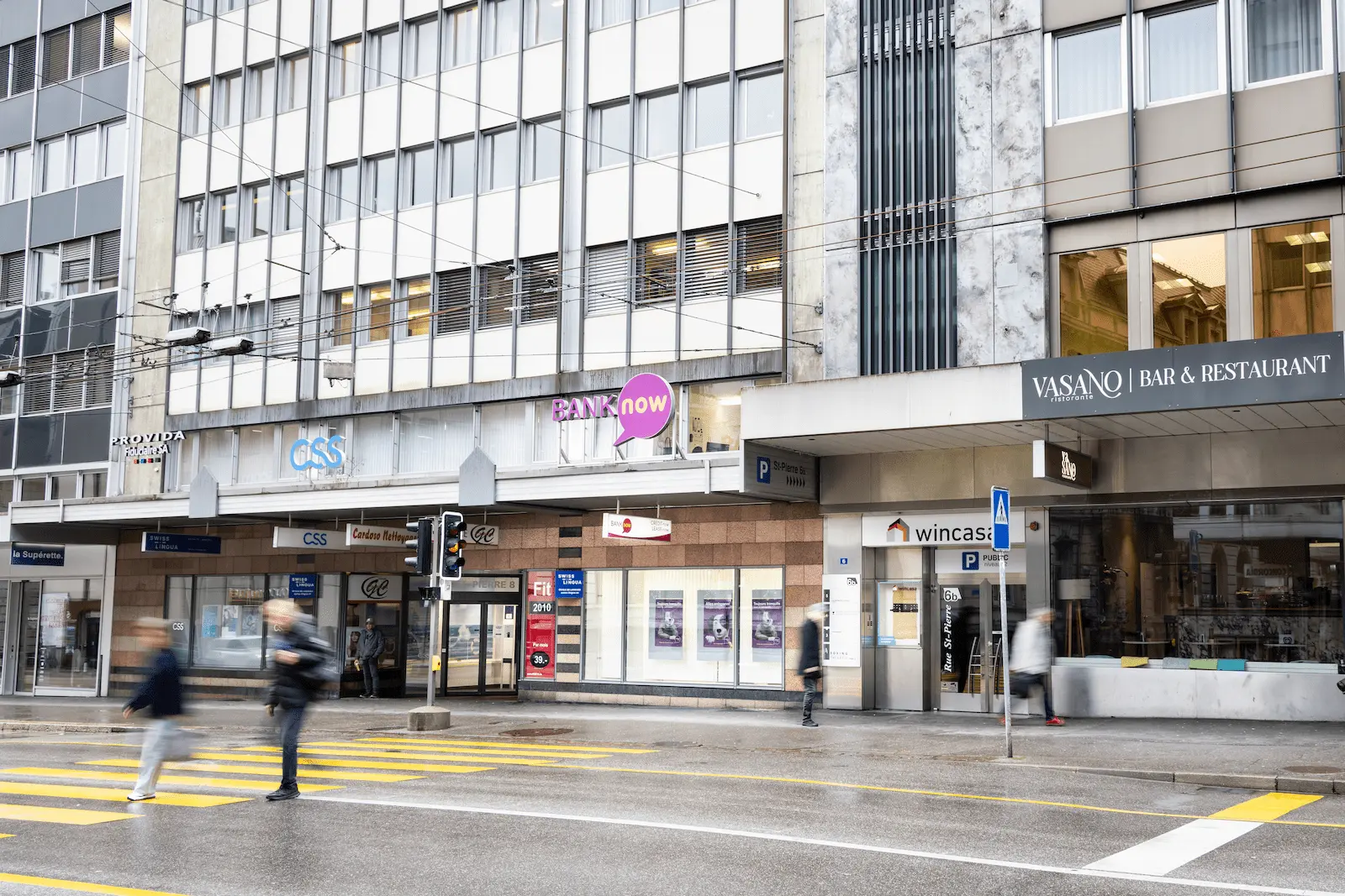 BANK-now Filiale Fribourg – Eingangsbereich mit Zugang zur Filiale